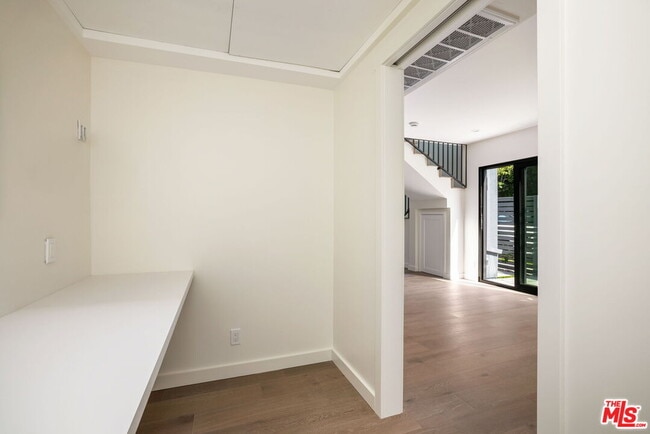 Building Photo - 535 Beloit Ave