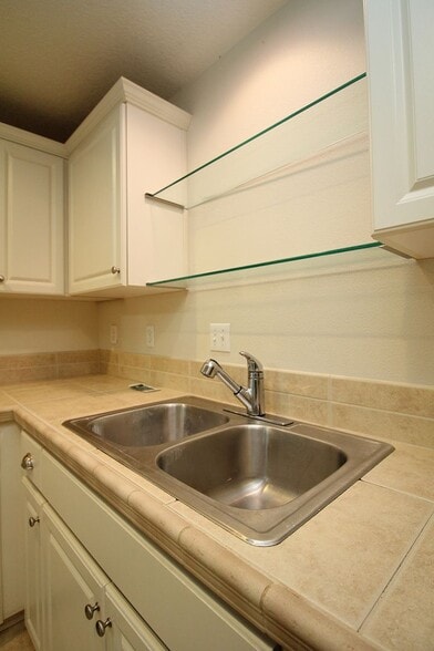 Building Photo - 690 NE Adwick Dr