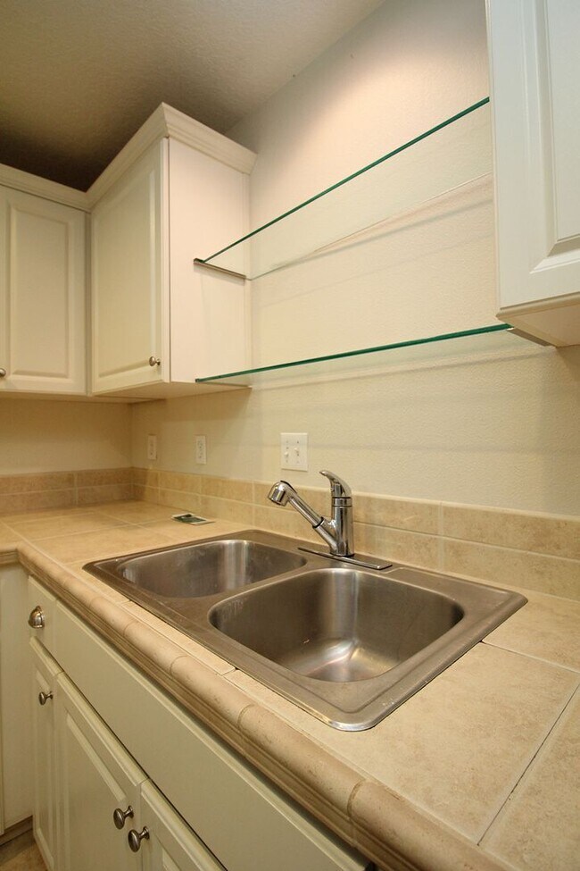 Building Photo - Tanasbourne 2 Bed 1 Bath Townhome