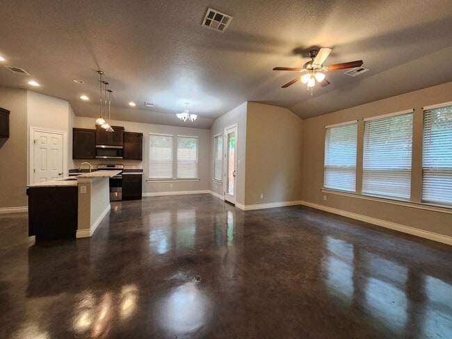 Building Photo - LOCATION! Walk to Torrey Park / Close to NB Downtown & Gruene / No Carpet / NBISD
