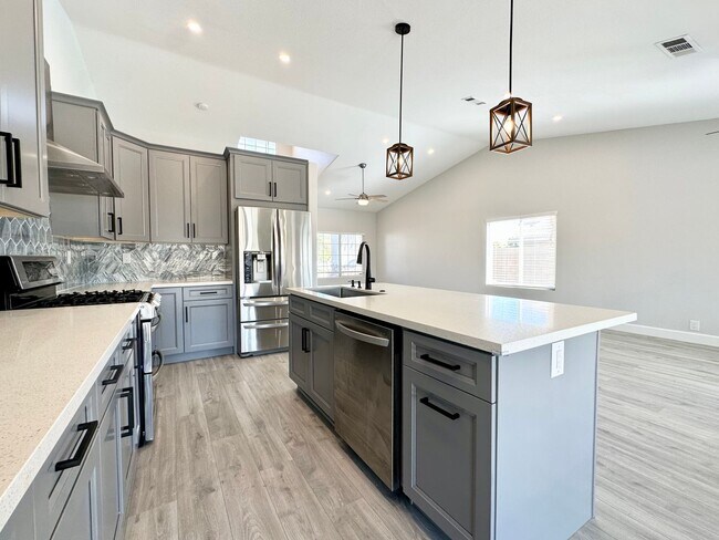Building Photo - AVAILABLE NOW !! STUNNING 4 Bedroom 2 Bathroom POOL home in La Quinta