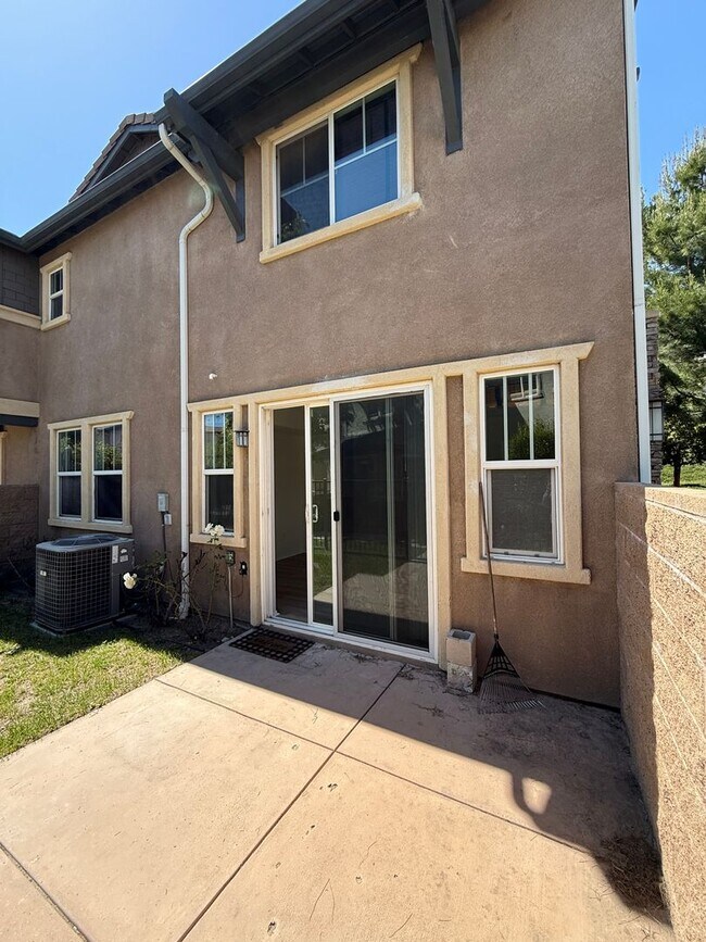 Building Photo - Beautiful 4 Bedroom, 2 1/2 Bathroom Townho...