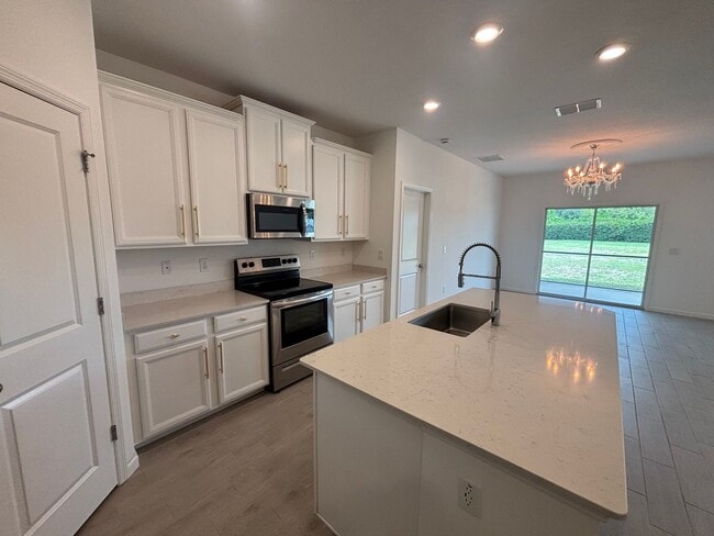 Building Photo - Stunning 3 Bedroom 2 Bath, Great Location! (Freedom Crossing Preserve)