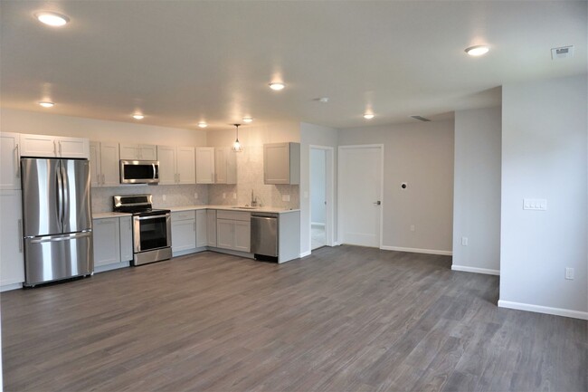 Building Photo - BRAND NEW MODERN 3 bed / 2 bath plus garag...