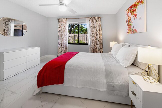 Building Photo - 3068 S Oakland Forest Dr