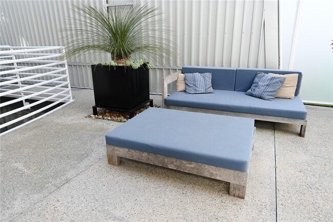 Building Photo - 615 Hampton Dr