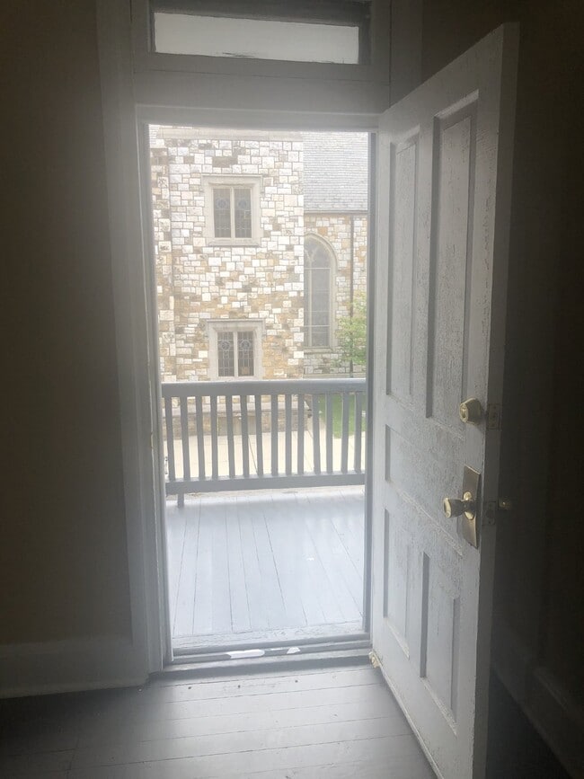 Building Photo - Move in ready!! Charming 4 Bedroom home!!