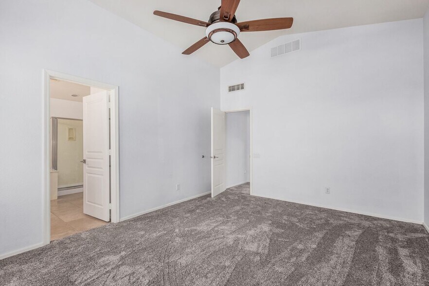 Building Photo - 3022 E Captain Dreyfus Ave