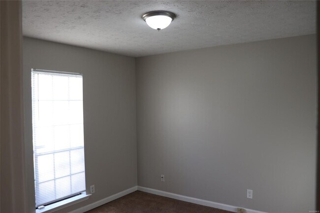 Building Photo - 760 N Burbank Dr