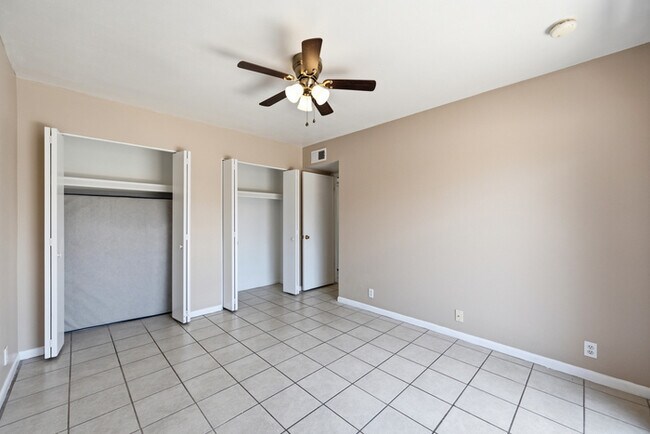 Building Photo - Centrally Located Townhome