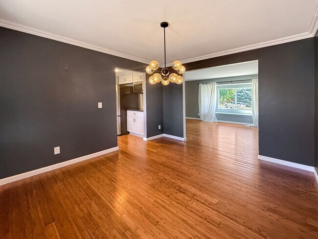 Building Photo - $0 DEPOSIT OPTION. SPACIOUS 5-BEDROOM CENT...