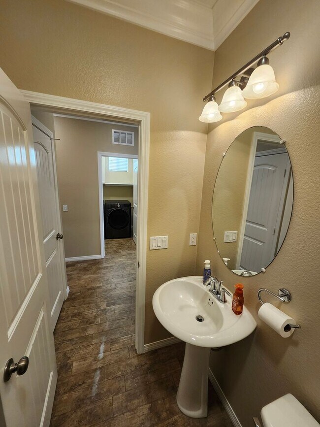 Building Photo - Luxurious 4-Bedroom View Home in Desirable...