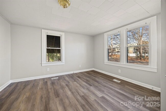 Building Photo - 1127 W 5th Ave