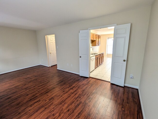 Building Photo - Beautifully maintained townhouse in Freder...