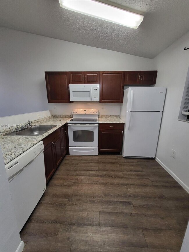 Building Photo - 9921 Nob Hill Ln