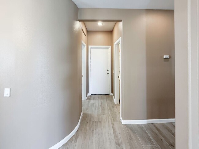 Building Photo - AVAILABLE NOW! 5 Bedroom, Cut-DeSac Home for Rent in a Beautiful, Murrieta Community!