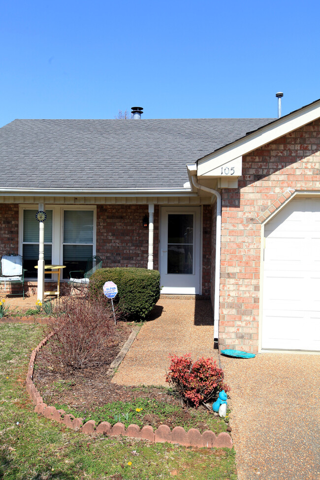 Building Photo - 3  bed, 2 bath home in Smyrna