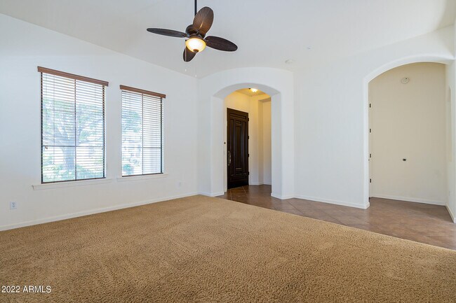Building Photo - 734 W Juniper Ln