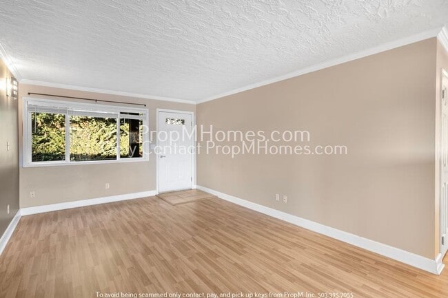 Building Photo - SW Portland Two Bedroom Condo In The Heart Of Burlingame!