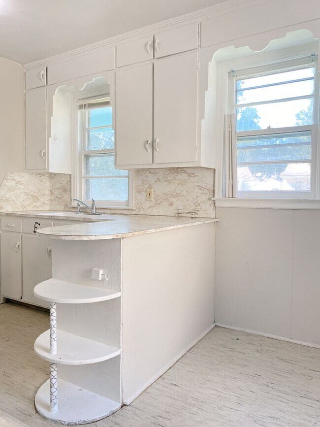 Building Photo - Cozy 4 bed 1.5 bath with a detached garage