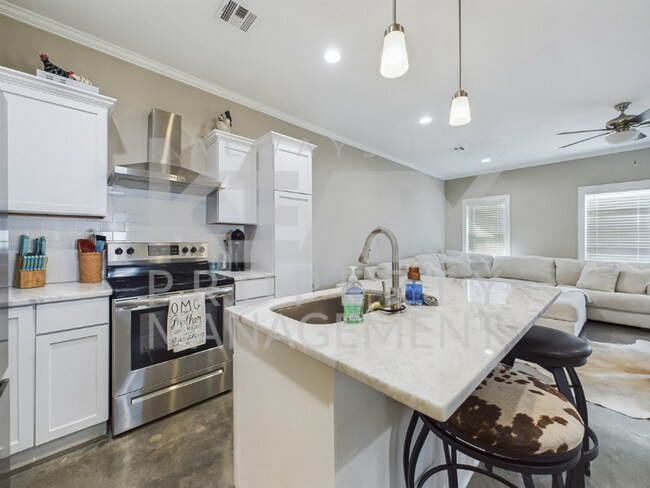 Building Photo - COMING SOON! Adorable cottage home in Crowley!