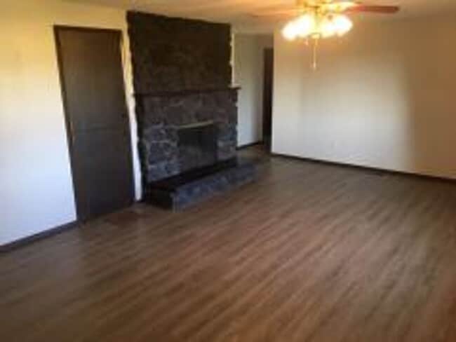 Building Photo - SINGLE FAMILY HOME HORSE PROPERTY ON PRAIRIE AVENUE (APP#106)