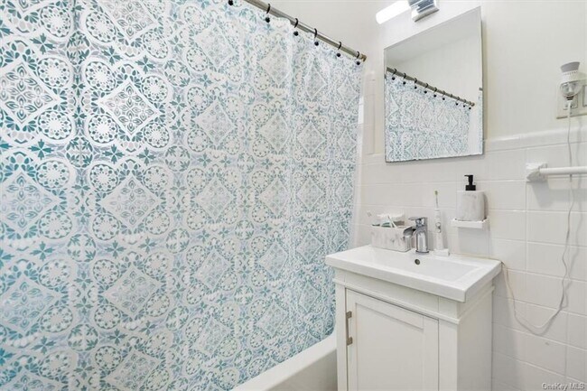 Building Photo - 1 Bayview Ave