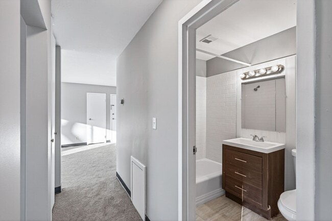 Building Photo - Spacious 2BR/1Bath Available Now!