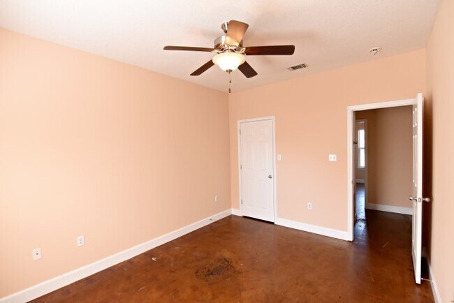 Building Photo - New Orleans Ave