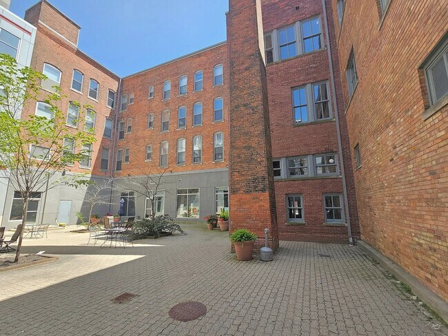 Building Photo - 112 W Washington Blvd