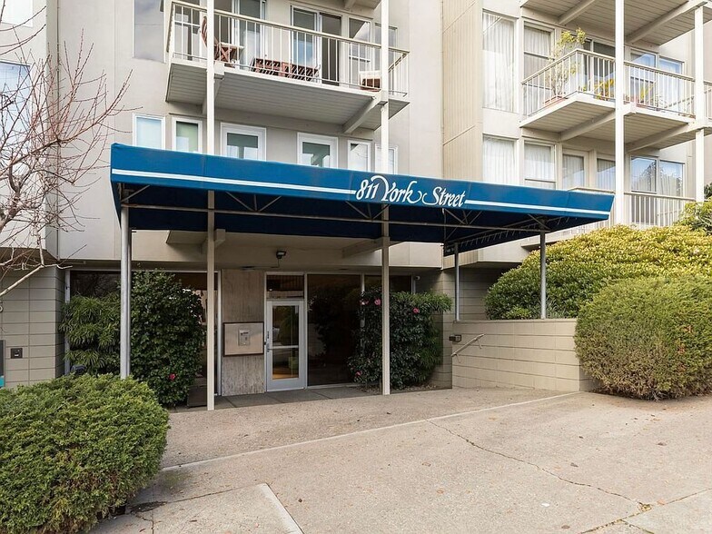 Building Photo - 811 York St