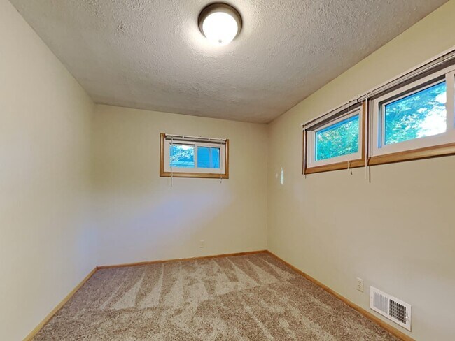 Building Photo - 2551 Charlotte St