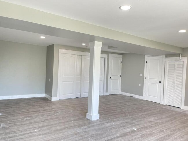 Building Photo - 2240 E Summit Dr