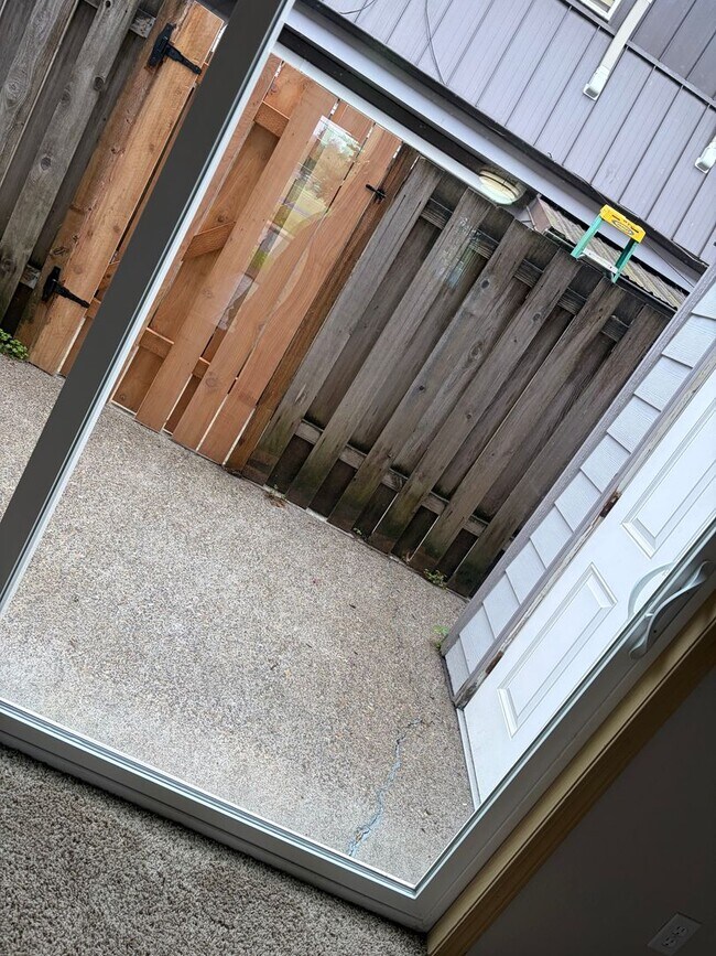Building Photo - 1ST  FULL  MONTH'S  RENT  FREE  Pet-friendly Townhouse Near Parks and Downtown Newberg Showings S...