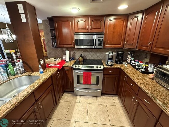 Building Photo - 950 Egret Cir