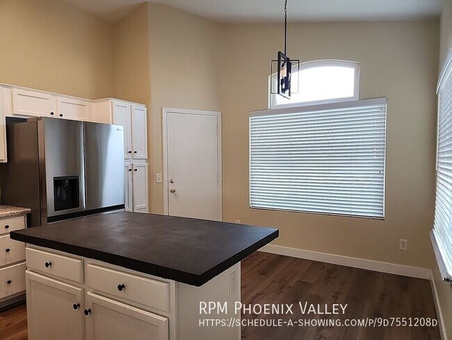 Building Photo - 2533 N Silverado-