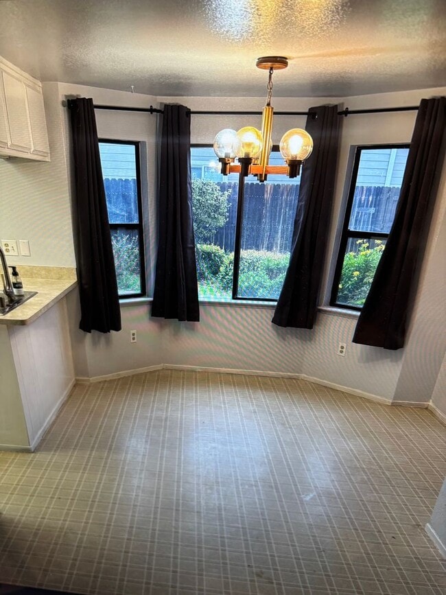 Building Photo - 3B/D 2BA, Duplex AVAILABLE NOW!!