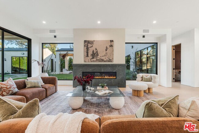 Building Photo - 5064 Encino Ave