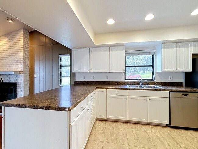 Building Photo - 2720 Crystal Beach Rd