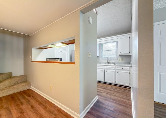 Building Photo - 1556 Twin Lakes Cir