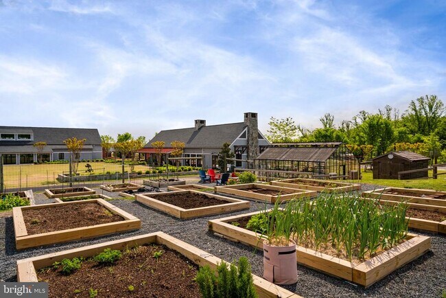 Building Photo - 17414 Southern Shrs Dr