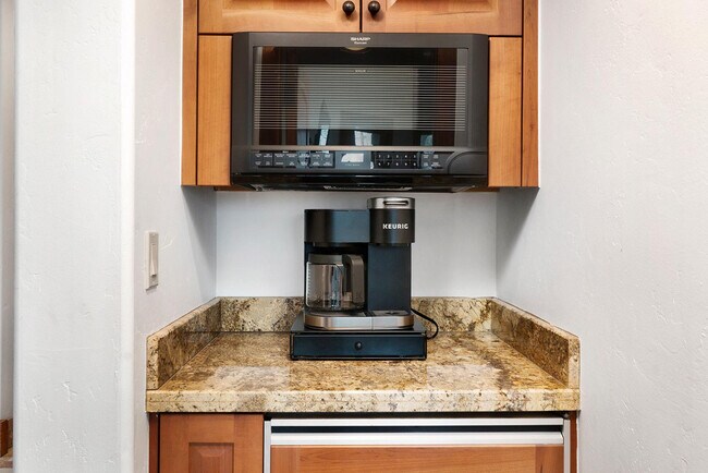 Building Photo - 100 Aspen Ridge Dr