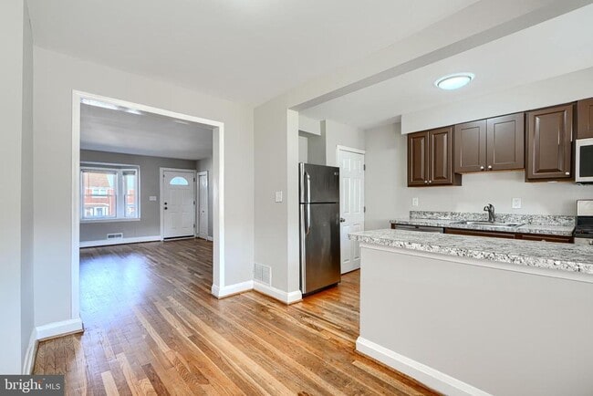 Building Photo - 817 N Marlyn Ave