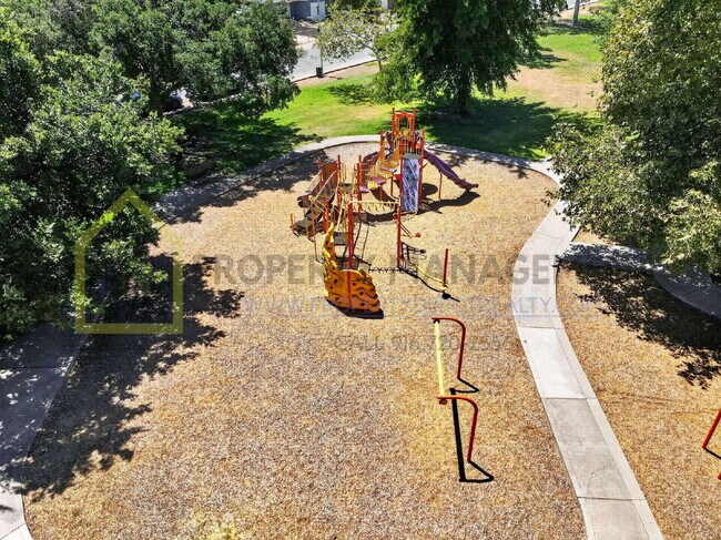 Building Photo - Spacious 3-Bed, 2-Bath Haven in Sacramento
