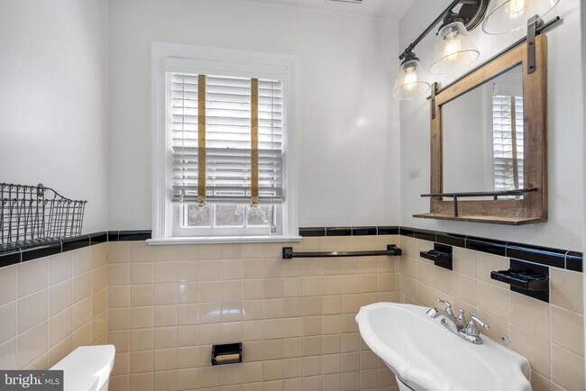 Building Photo - 2355 N Quincy St