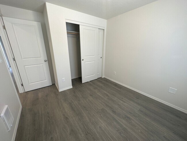 Building Photo - MIDTOWN 2 Bdrm Cottage, 1 bath, Air Conditioning, Laundry Room, Large Covered Patio, Off Street P...