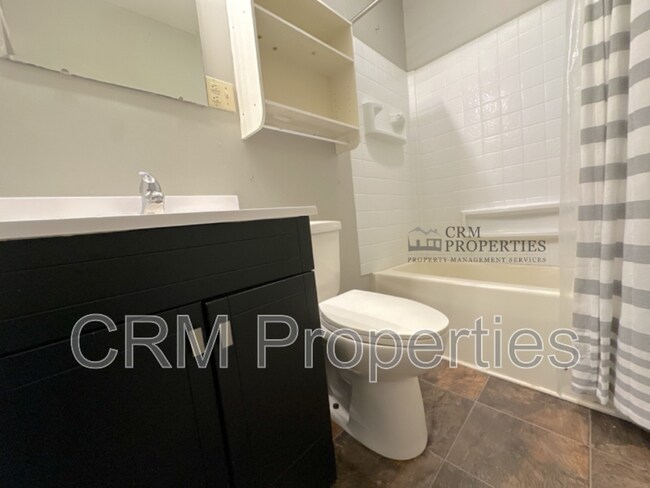 Building Photo - 611 N Main St