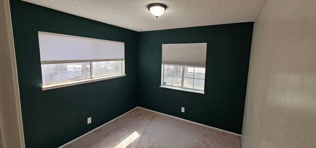Building Photo - 812 Kinnett Ave