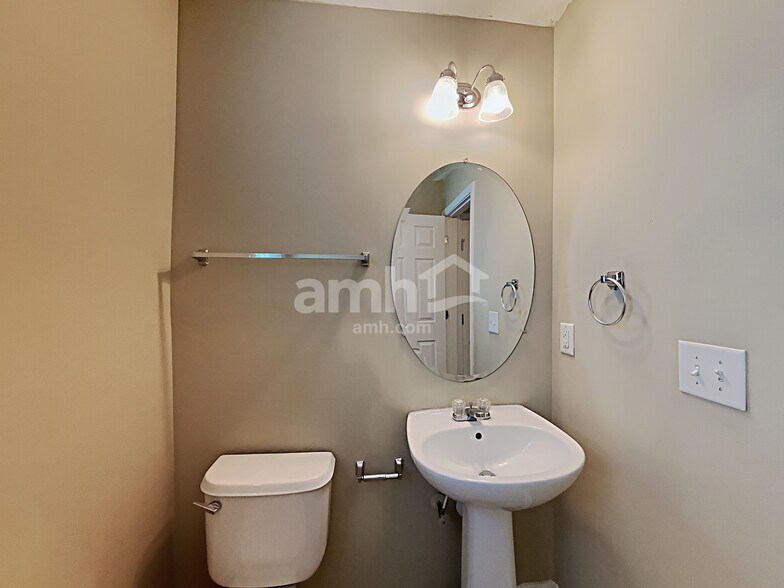 Building Photo - 889 Bramble Way