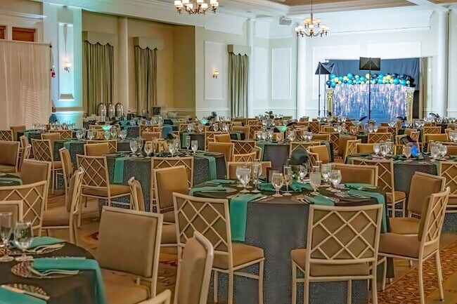 Building Photo - Executive Luxury Living at Colonial Heritage